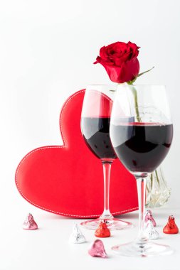 Beyaz bir arka planda şarap ve çikolata da dahil olmak üzere bir Sevgililer Günü.. 