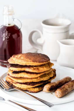 Patatesli krep yığını üzerine şurup dökülmeye hazır..
