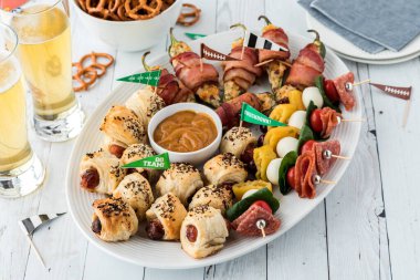 Bir Super Bowl kutlamasında paylaşmaya hazır ev yapımı aperatifler.. 