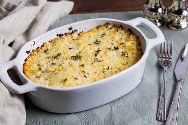 Fırından yeni çıkmış, üzerinde püre olan ev yapımı çoban pastası güveci..