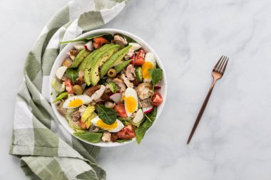 Kıyılmış tavuk, dilimlenmiş yumurta ve avokado soslu çıtır ve sağlıklı bir salata.. 