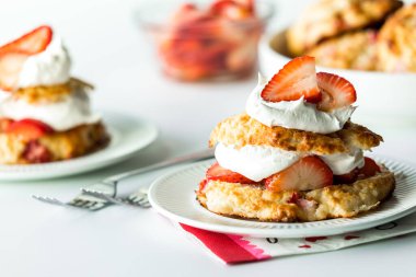 Taze ev yapımı çilekli kurabiyeler, yemek için hazır.. 