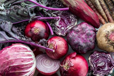 Kırmızı ve mor sebze çeşitlerinin yakın çekim makro görüntüsü. 