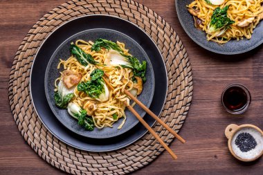 Bir tabak ev yapımı lo mein noodle ile bebek kakao, domuz eti ve mantar.. 