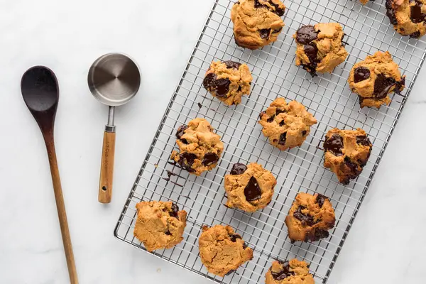 Soğutucuda ev yapımı çikolata parçacıklı ve fıstık ezmeli kurabiyeler.. 