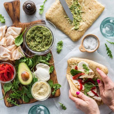 Öğle yemeği için taze pesto ve hindi dürümü hazırlıyorum..