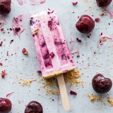 Ev yapımı vişneli yoğurt ve malzemeler etrafa saçılmış.. 