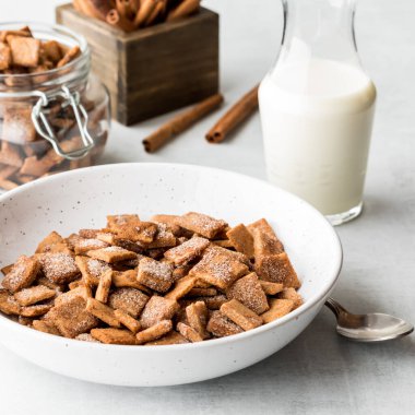 Bir kase ev yapımı düşük karbonhidratlı tarçınlı tost gevrek, sütlü.. 