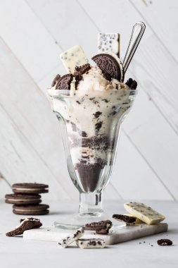 Çikolatalı kurabiyeli, dondurmalı, tatlı parfe, yemeye hazır.. 