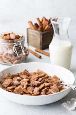 Tarçınlı tostun yakın plan görüntüsü. Sütle servis edilen gevrek, yemeye hazır.. 