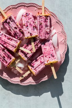 Parlak güneş ışığından eriyen kirazlı yoğurt yığını..