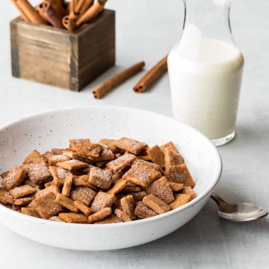 Bir kase tarçınlı tost, gevrek, sütlü ve tarçınlı.. 