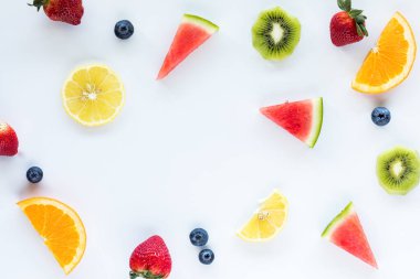 Ortasında fotokopi alanı olan taze meyve parçalarının üzerinde..