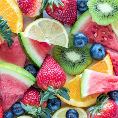 Kare bir mahsulde taze meyve parçaları yığını manzarasının üstünde.