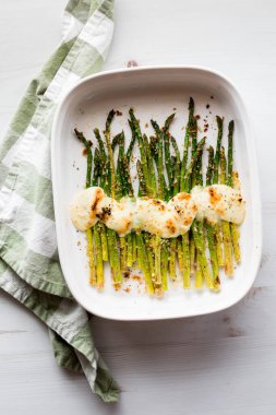 Bir tabak kızarmış kuşkonmaz mozzarella peyniri ve fırından yeni çıkmış panko.. 