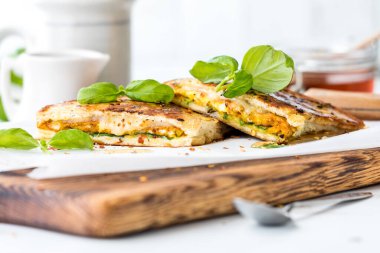 Ev yapımı naan yumurtası ve gouda peynirli sandviç otlar ve ballı.. 