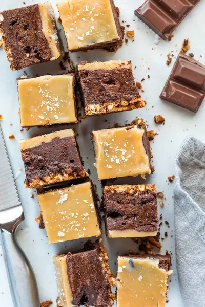 Lezzetli karamelli çikolatalı brownie 'nin üstü kareli desenli. 