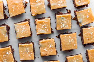 Lezzetli ev yapımı karamelli çikolatalı browni ve kağıt parşömen kağıdı.. 