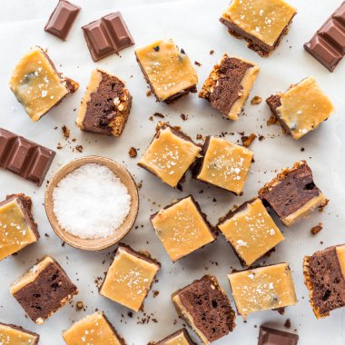 Parşömen kağıdına dağılmış tuzlu karamelli kraker manzarasının üstünde.. 