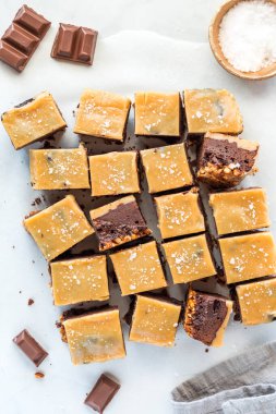 Ev yapımı lezzetli tuzlu karamelli kraker alt browni parşömen kağıdı üzerinde..