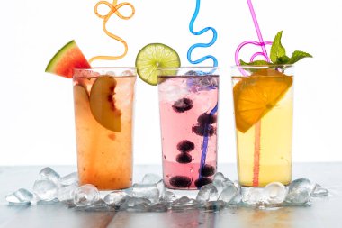 Buzla çevrili meyve aromalı spritzer 'ler, parlak bir pencereye karşı.. 