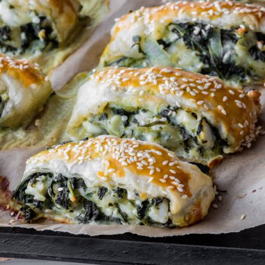 Kağıt üzerinde ev yapımı ıspanak ve beyaz hamur işleri, fırından yeni çıkmış.. 