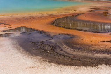Yellowstone Ulusal Parkı 'ndaki Büyük Prismatik Baharın soyut görüntüsü. 