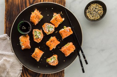 Tütsülenmiş somon rulosu. İçinde simit ve soya sosu var. Yemeye hazır..