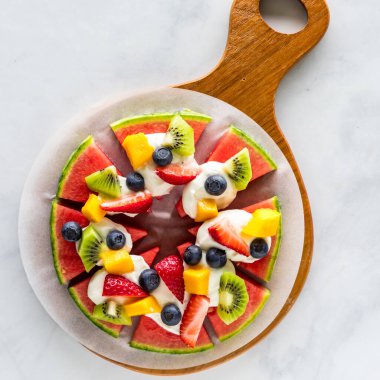 Yukardan taze meyve ve krem peynirli karpuz pizzası.. 