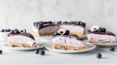 Ev yapımı kremalı yaban mersinli cheesecake manzarası, yemeye hazır.. 