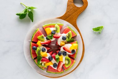 Krem peynirli ve taze meyveli karpuz pizzası..