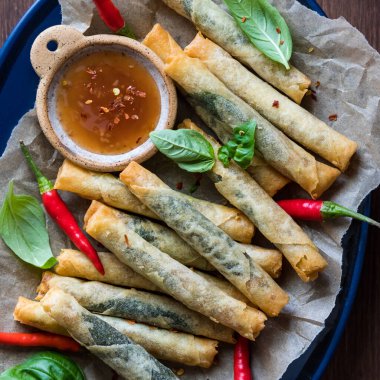 Kıtır kıtır Tayland karidesli börek ve acı biber sosu.. 