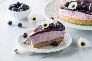 Yaban mersinli bir dilim yaban mersinli cheesecake.. 