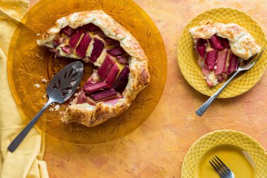 Kenarları dilimlenmiş yeni yapılmış bir rubarb galette.. 