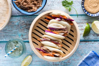 Ev yapımı domuz eti dolması ve buharda pişmiş bao çörekleri, yemeye hazır.. 