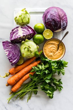 Lahana salatası salatası ve kohlrabi yapımında kullanılan taze sebze çeşitlerinin yukarıdaki görüntüsü.. 