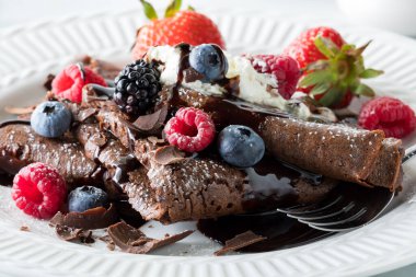 Krem şanti, böğürtlen ve çikolata soslu lezzetli çikolatalı krep.. 