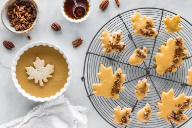 Akçaağaç jöleli ve cevizli ev yapımı pekan cevizli kurabiye..