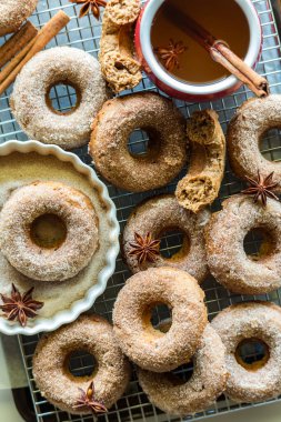 Tarçın şekerli ve sıcak elma suyuyla servis edilen taze yapılmış çörekler.. 