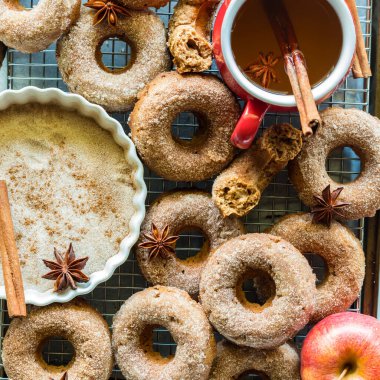 Tarçın şekeri ve sıcak elma suyuyla ev yapımı Chai Orchard çörekleri.. 
