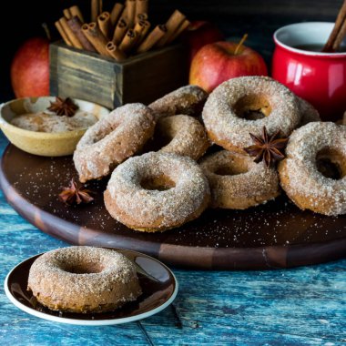 Ev yapımı lezzetli chia bahçeli çörekler tarçın şekeriyle tozlanmış.. 