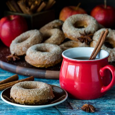Lezzetli bir tarçınlı çörek, sıcak elma şırası, yemek için hazır.. 