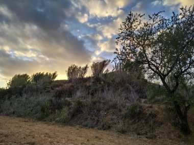 Dağlarda güzel bir gün batımı