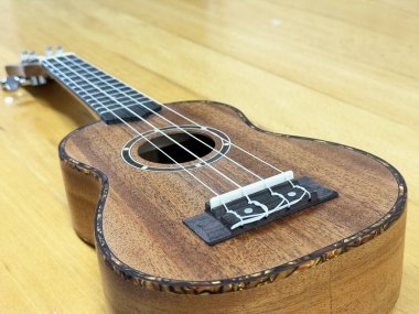 Tahta bir yüzeyde soprano ukulele yakın çekim