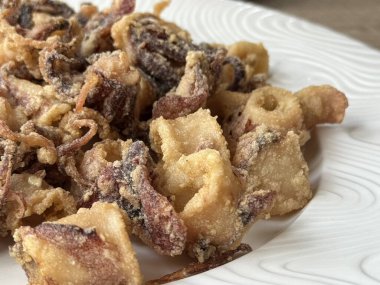 Kızarmış, haşlanmış mürekkep balıkları ve diğer deniz ürünleri. İspanya 'dan escombros denilen tipik bir yemek.