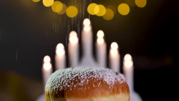 在犹太节日光明节期间 在家里放了一个甜甜甜圈 上面撒满了糖粉 靠近点 — 图库视频影像