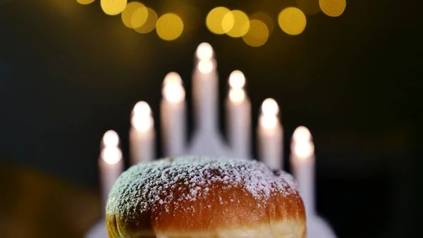 在犹太节日光明节期间 在家里放了一个甜甜甜圈 上面撒满了糖粉 靠近点 — 图库照片