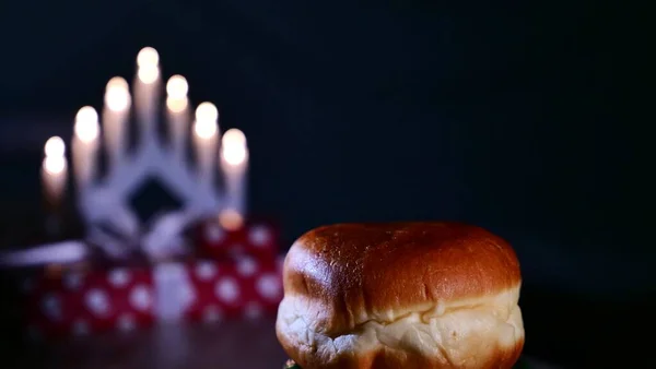 在犹太节日光明节期间 在家里放了一个甜甜甜圈 上面撒满了糖粉 靠近点 — 图库照片