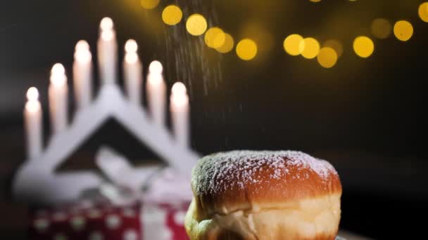 Ένα Γλυκό Ντόνατ Πασπαλισμένο Ζάχαρη Άχνη Για Την Εβραϊκή Γιορτή — Αρχείο Βίντεο
