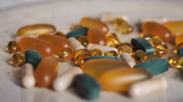 Περιστρέφω Πολλές Βιταμίνες Σπιρουλίνα Ωμέγα Σίδηρο Χάπια Από Κοντά Φάρμακα — Αρχείο Βίντεο